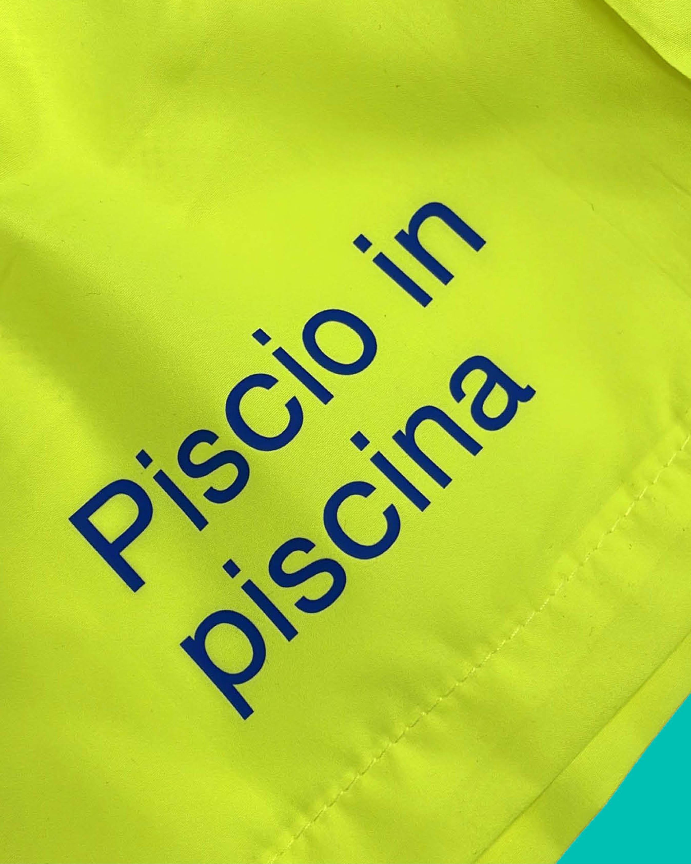 Costume Piscio in piscina